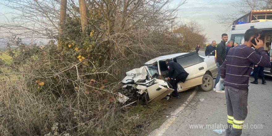 Sakarya’da kamyon ile otomobil çarpıştı: 2 ağır yaralı