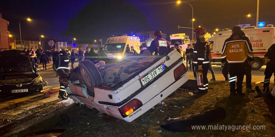 Sakarya’da kavşakta iki otomobil çarpıştı, biri takla attı: 1’i ağır 4 yaralı