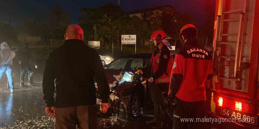 Sakarya’da otomobil ile servis midibüsü çarpıştı: 4 yaralı