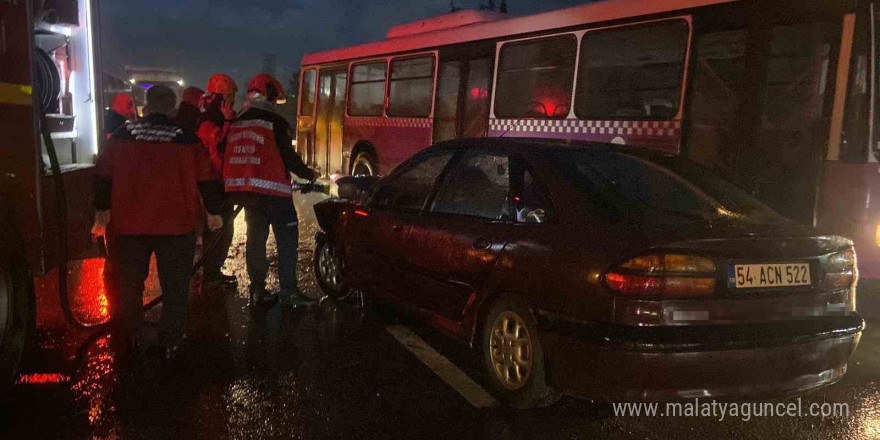 Sakarya’da otomobil ile servis midibüsü çarpıştı: 4 yaralı