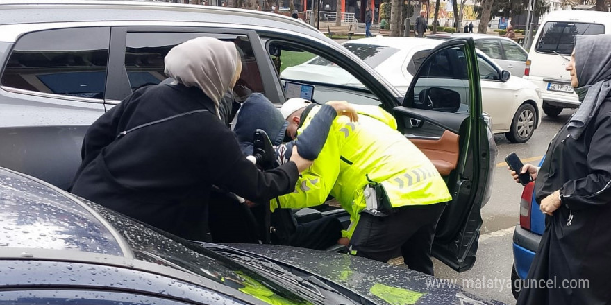 Sakarya’da polisten yürekleri ısıtan hareket: Gördüğü gibi yardıma koştu