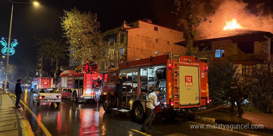 Sakarya’da üç katlı evin çatısı alev topuna döndü