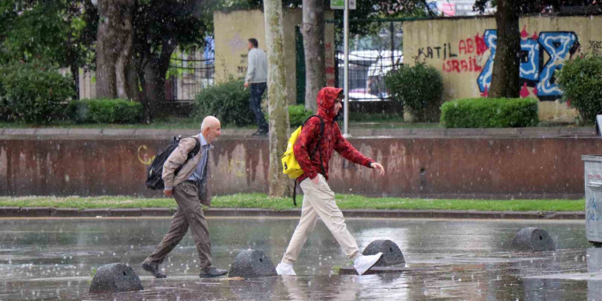 Sakarya’da yağmura hazırlıksız yakalananlar ıslanmaktan kaçamadı