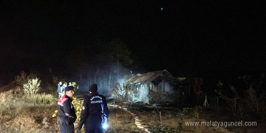 Sakarya’da yayla evi alevlere teslim oldu