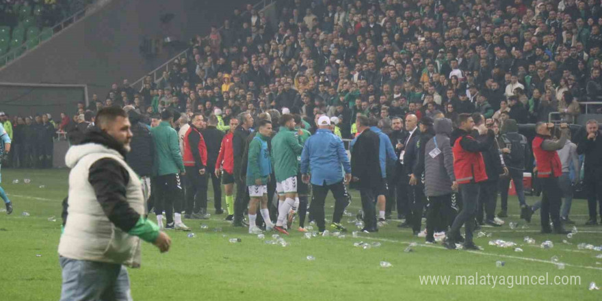 Sakaryaspor-Kocaelispor maçında ortalık karıştı, maç 15 dakika uzadı