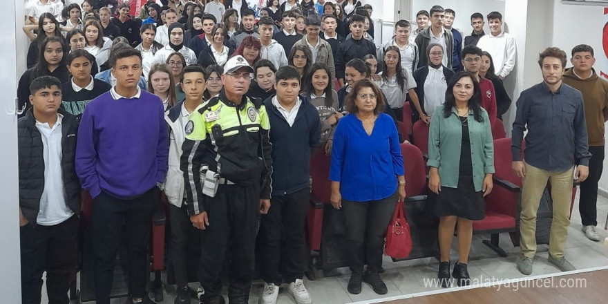 Salihli’de polis, öğrencilere trafik eğitimi verdi