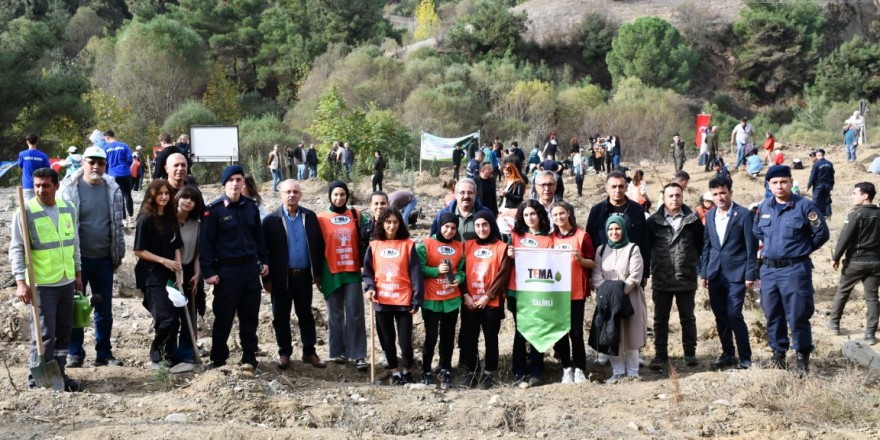 Salihli’de yüzlerce fidan toprakla buluştu