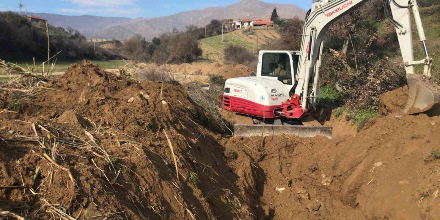 Salihli’nin Kırdamları Mahallesi’nde 1.5 kilometrelik dere temizliği