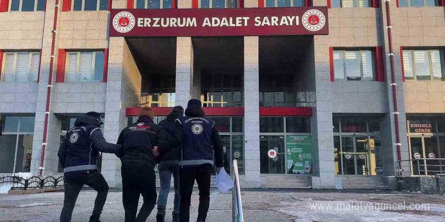 Saman balyalarının içinde 11, tırın mühürlü dorse kısmında 23 ve otomobilde 3 kaçak göçmen yakalandı