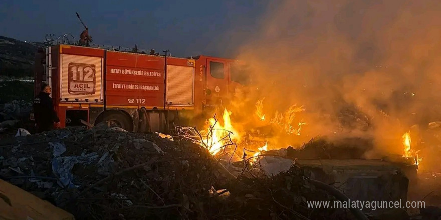 Samandağ’da kamışlık ve boş arazide çıkan yangın söndürüldü