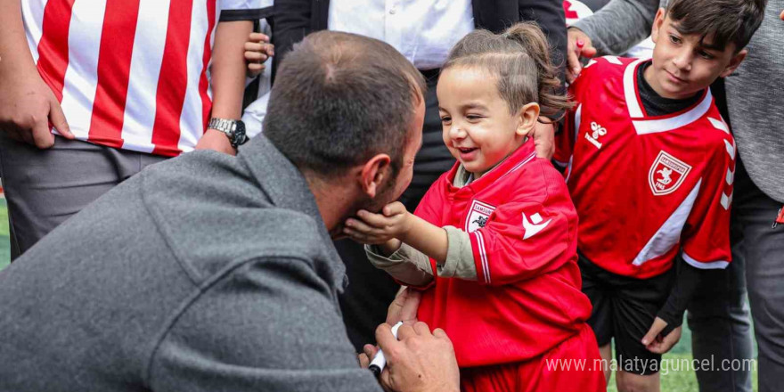 Şampiyon minikler kupayı Samsunspor kaptanının elinden aldı