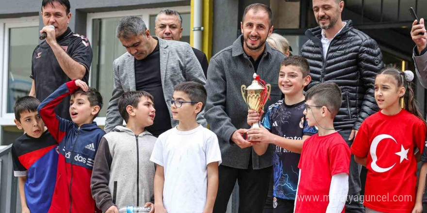 Şampiyon minikler kupayı Samsunspor kaptanının elinden aldı