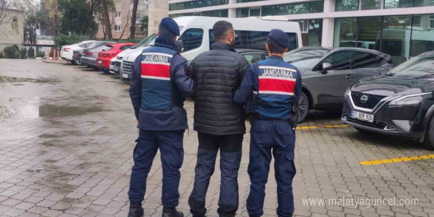 Samsun’da 13 yıl hapis cezası ile aranan firari çalıntı araçla yakalandı