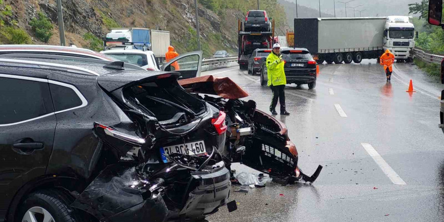 Samsun’da 7 araçlı zincirleme kaza: 1’i ağır 6 yaralı