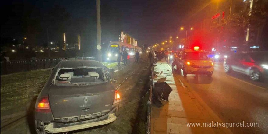 Samsun’da çarpışan iki otomobilden biri tramvay yoluna daldı: 1 yaralı