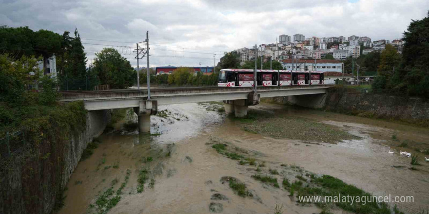 Samsun’da etkili olan sağanak, akarsuları coşturdu