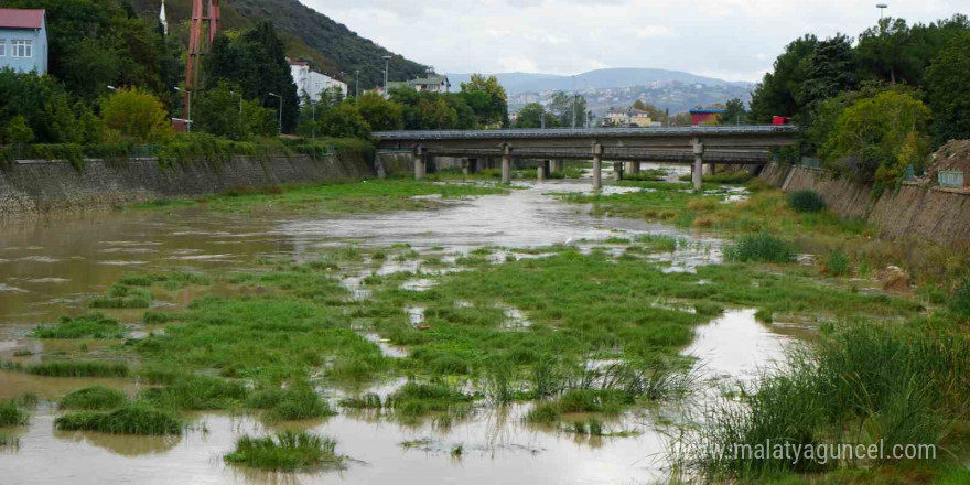 Samsun’da etkili olan sağanak, akarsuları coşturdu