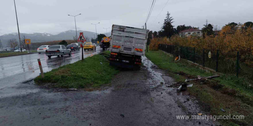 Samsun’da kamyon ile otomobil çarpıştı: 2 yaralı