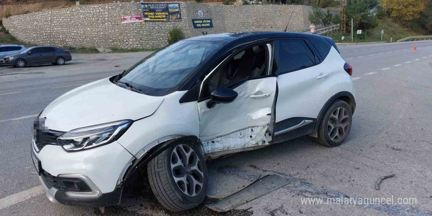 Samsun’da kavşakta 2 araç çarpıştı