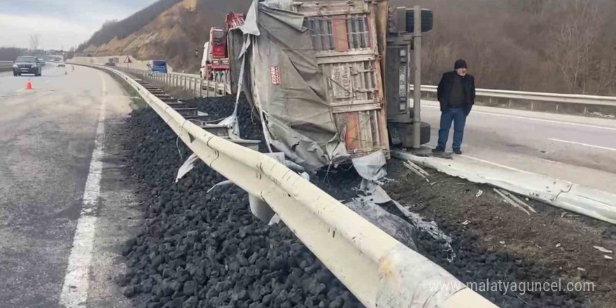 Samsun’da kömür yüklü tır yan yattı