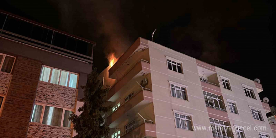 Samsun’da korkutan yangın: Çatı katı alevlere teslim oldu