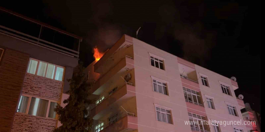 Samsun’da korkutan yangın: Çatı katı alevlere teslim oldu