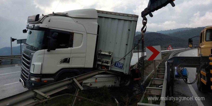 Samsun’da makaslama yapan tır bariyere çarptı