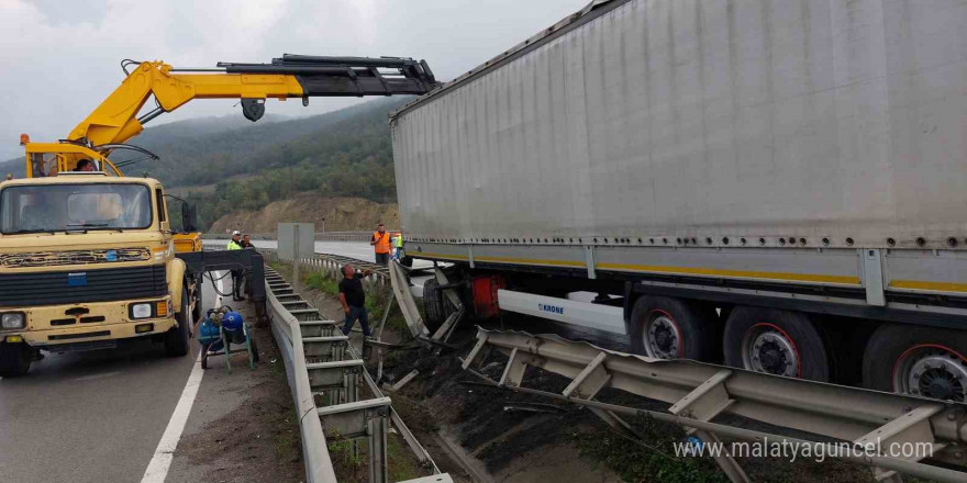 Samsun’da makaslama yapan tır bariyere çarptı