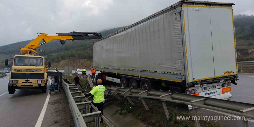 Samsun’da makaslama yapan tır bariyere çarptı