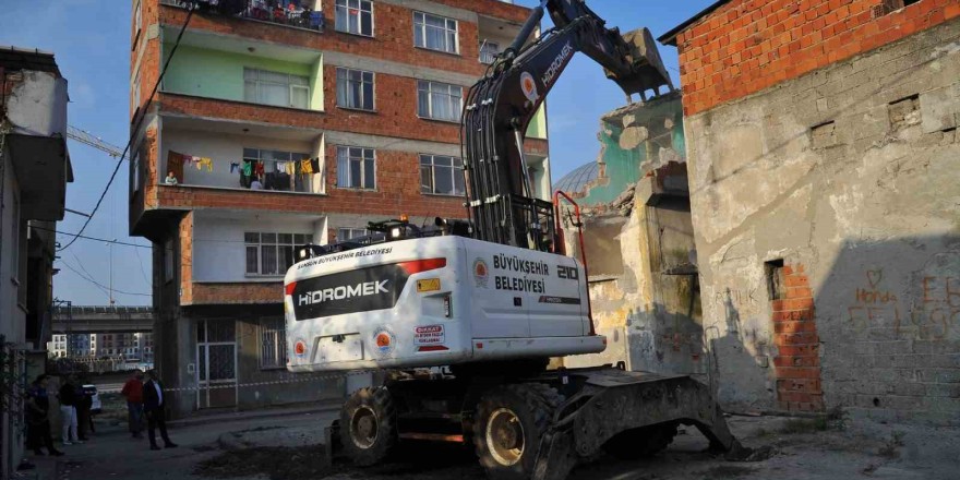 Samsun’da metruk binalar yıkılıyor