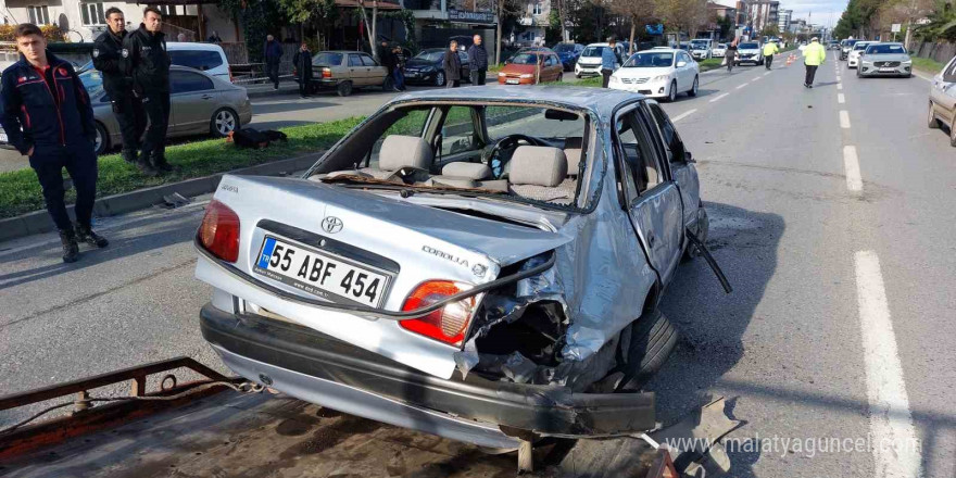 Samsun’da otomobili demir korkuluklara çaptı: 2 yaralı