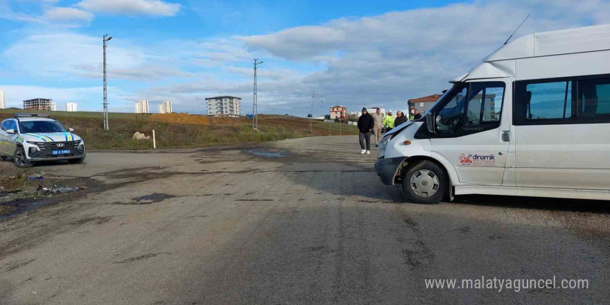 Samsun’da servis ile otomobil çarpıştı: 10’u öğrenci 15 yaralı