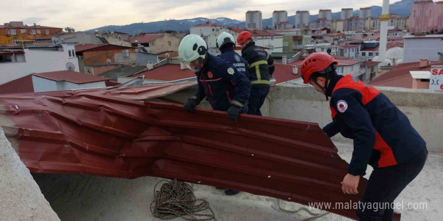 Samsun’da şiddetli lodostan çatılar uçtu