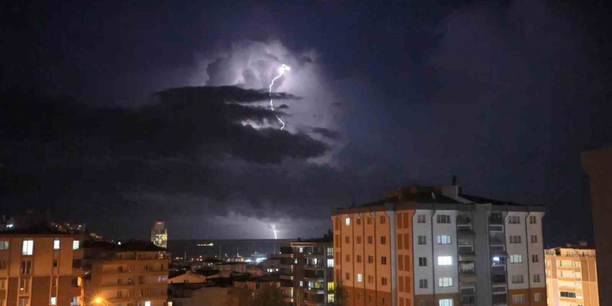 Samsun’da şimşekler gökyüzünü aydınlattı