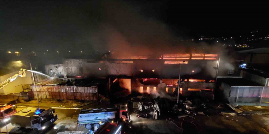Samsun’da yatak ve koltuk fabrikasındaki yangın sürüyor: Vali Tavlı ve Başkan Doğan olay yerinde