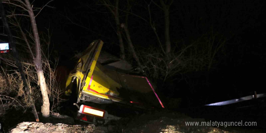 Samsun’da yoldan çıkan tır uçuruma yuvarlandı: 1 yaralı