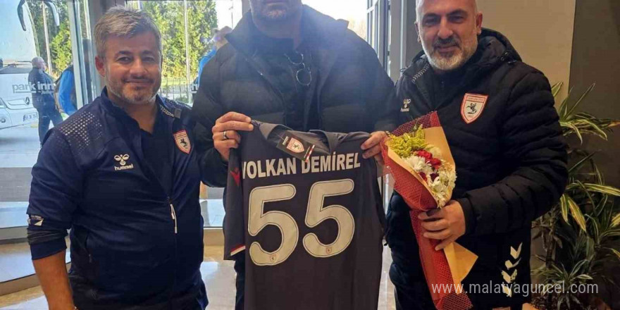 Samsunspor taraftarlarından, Volkan Demirel’e çiçek ve forma hediyesi