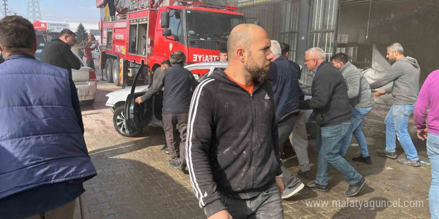 Sanayi sitesinde çıkan yangında 5 dükkan zarar gördü