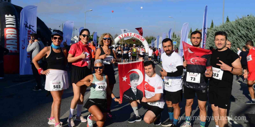 ’Sancaktepe Cumhuriyet Koşusu’ yüzlerce sporcunun katılımıyla gerçekleşti