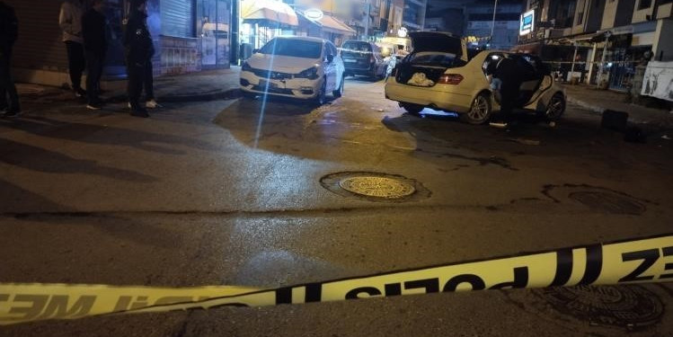 Sancaktepe’de iş yerini kurşunladılar, otomobil ile kaçarken sokaktaki araçlara çarptılar