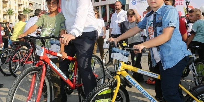 Sandıkçı: “Çocuklarımızı hediyelerle buluşturmaya devam ediyoruz”