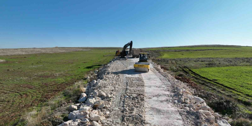 Şanlıurfa kırsalında yol çalışmaları devam ediyor