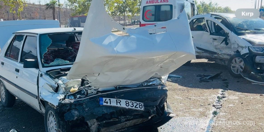 Şanlıurfa’da iki otomobil çarpıştı: 2 yaralı