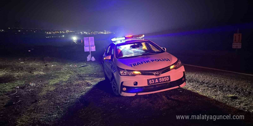 Şanlıurfa’da kontrolden çıkan otomobil şarampole devrildi: 3 yaralı