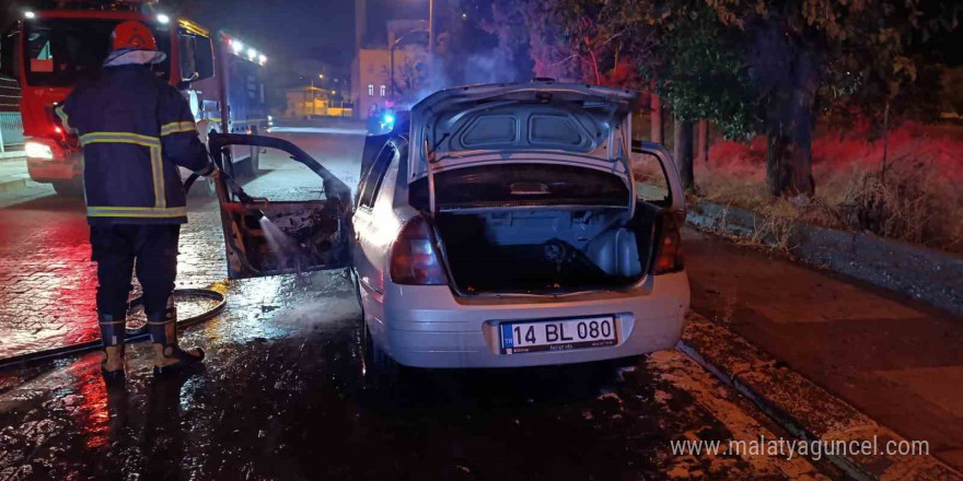 Şanlıurfa’da otomobil alev alev yandı