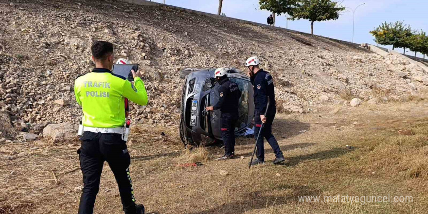 Şanlıurfa’da otomobil şarampole devrildi: 3 yaralı