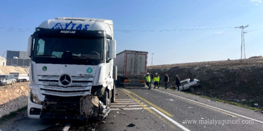 Şanlıurfa’da tırla çarpışıp şarampole devrilen otomobilin sürücüsü ağır yaralandı