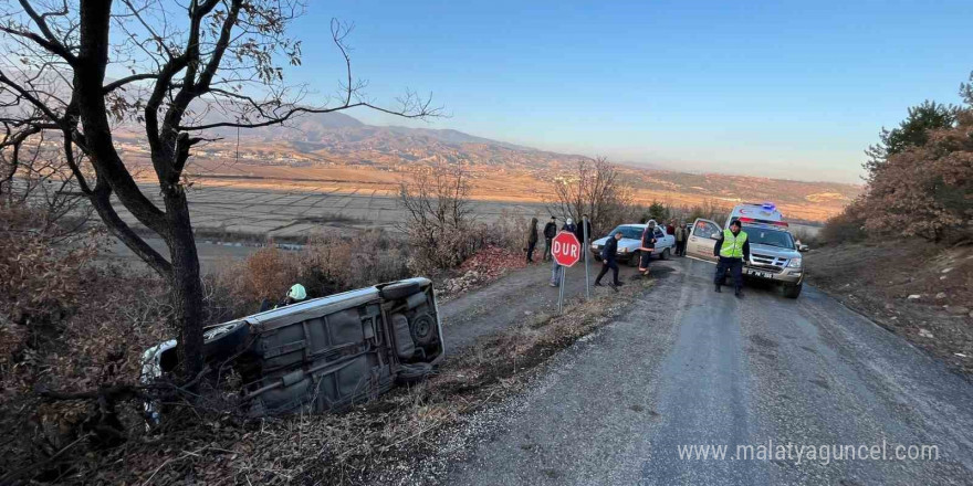 Şarampole devrilen otomobildeki 2 kişi yaralandı