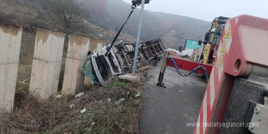 Şarampole devrilen tırda yüklü talaşlar yola saçıldı