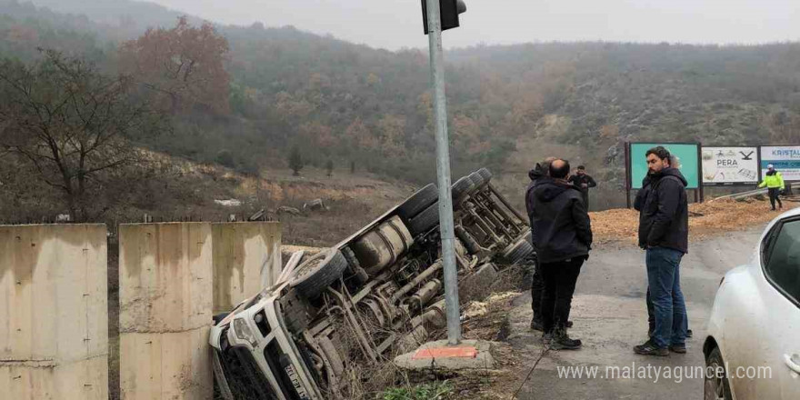 Şarampole devrilen tırda yüklü talaşlar yola saçıldı